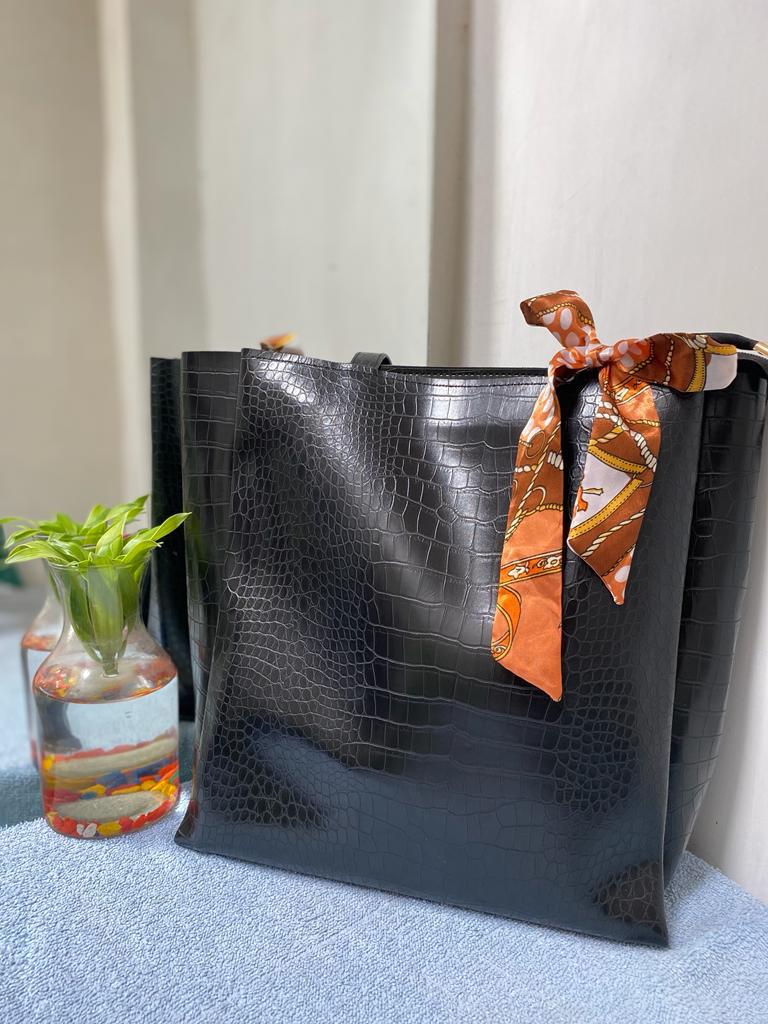 Long three compartment tote